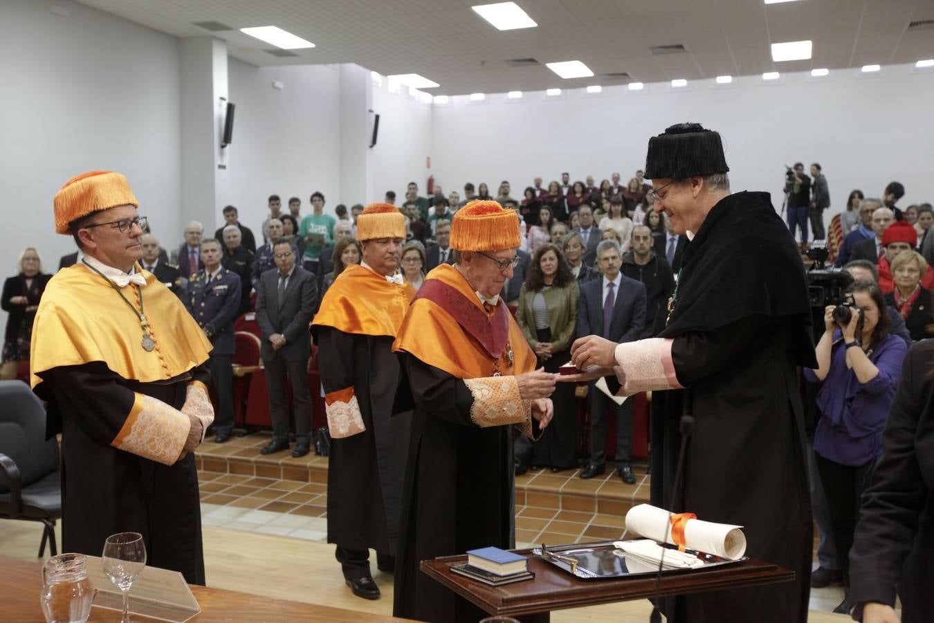 El Catedrático de Economía Financiera de la Universidad de Barcelona y, desde ayer lunes, investido como Doctor Honoris Causa de la Universidad de Extremadura
