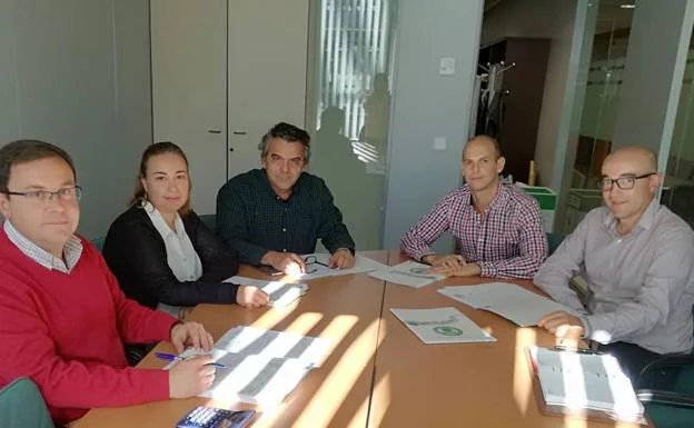 Un momento de la reunión celebrada entre responsables de FSIE y la Consejería de Educación. :: HOY