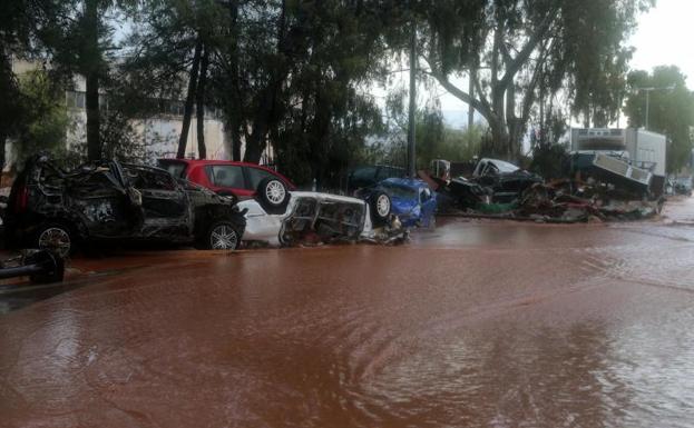 Coches destrozados por las inundaciones en el centro de Mandra.