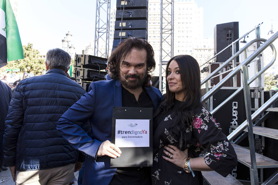 La Plaza de España de Madrid fue una fiesta para los miles de extremeños que acudieron a la concentración por el #trendignoya, pero también fue el momento de la reivindicación. Las voces se alzaron con un propósito: pedir iguladad y justicia.