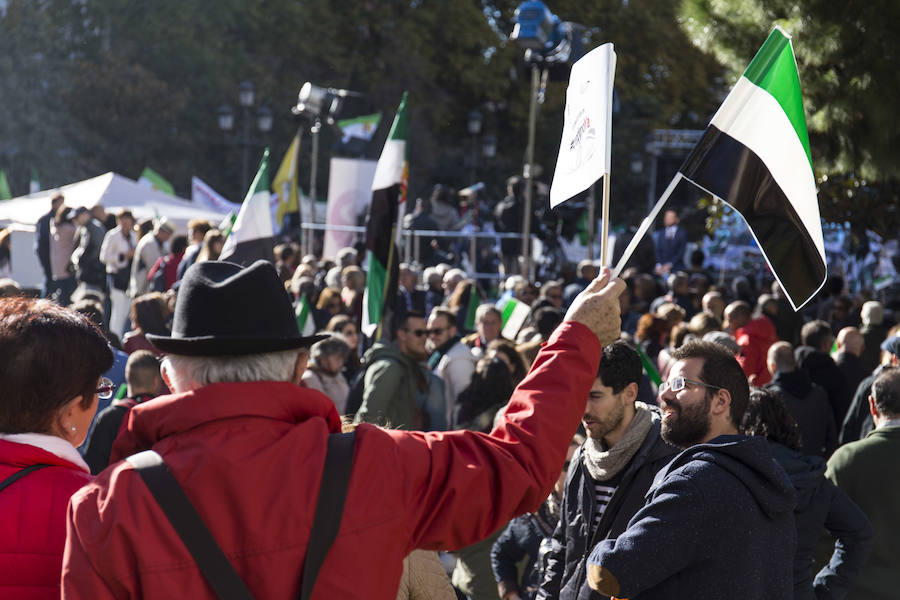 La Plaza de España de Madrid fue una fiesta para los miles de extremeños que acudieron a la concentración por el #trendignoya, pero también fue el momento de la reivindicación. Las voces se alzaron con un propósito: pedir iguladad y justicia.