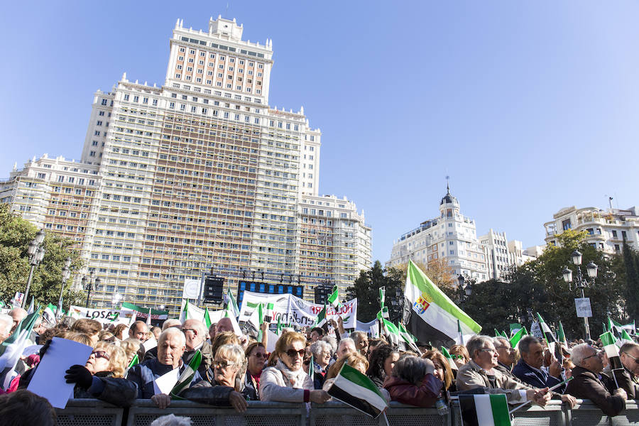 La Plaza de España de Madrid fue una fiesta para los miles de extremeños que acudieron a la concentración por el #trendignoya, pero también fue el momento de la reivindicación. Las voces se alzaron con un propósito: pedir iguladad y justicia.