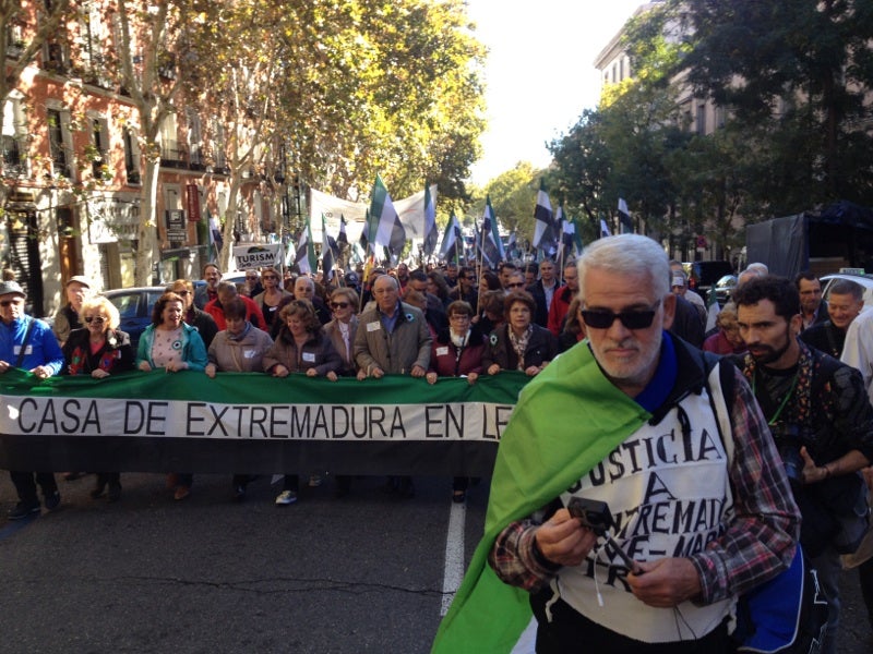 El tren en el que se han subido políticos de todos los partidos políticos con representación en la Asamblea así como responsables de asociaciones y organizaciones que firmaron el Pacto del Tren partió de madrugada hacia Madrid.