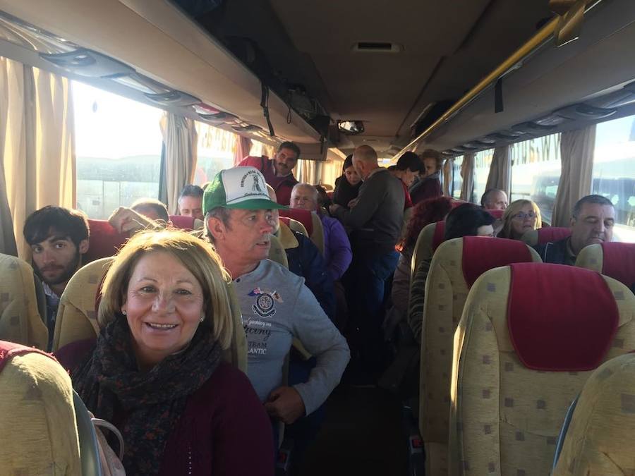 320 autobuses llenos de extremeños han hecho el recorrido hasta Madrid | En un tren viajó la comitiva formada por políticos de todos los partidos con representación en la Asamblea y responsables de asociaciones y organizaciones que firmaron el Pacto del Tren 