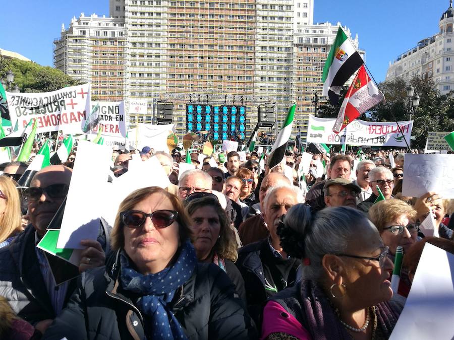 Miles de extremeños exhibiendo pancartas reivindicativas y banderas extremeñas llenan la plaza de España en la concentración por el #trendignoya