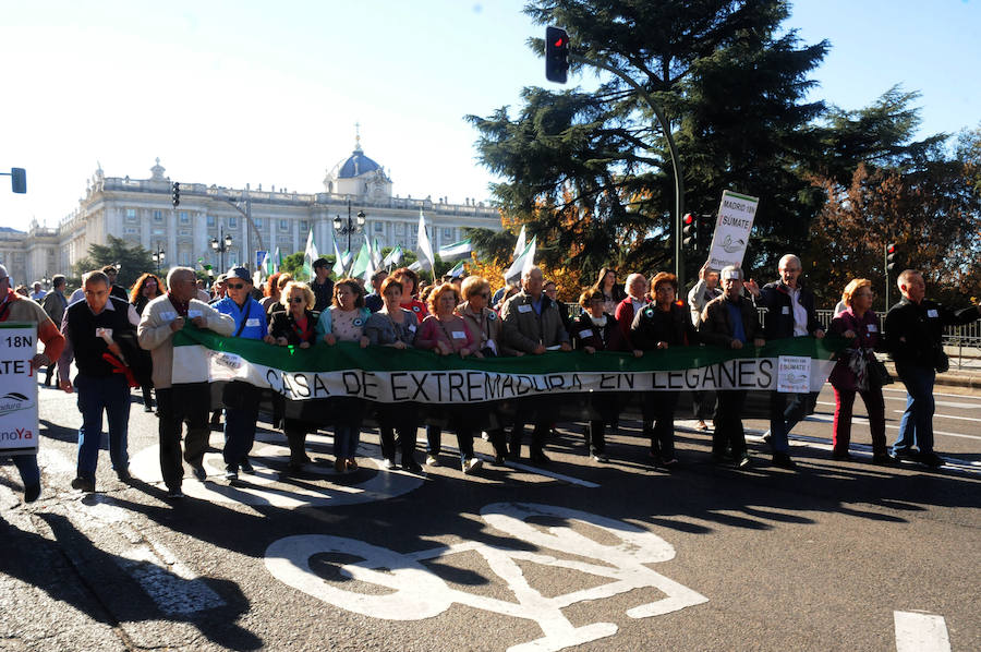 Miles de extremeños exhibiendo pancartas reivindicativas y banderas extremeñas llenan la plaza de España en la concentración por el #trendignoya