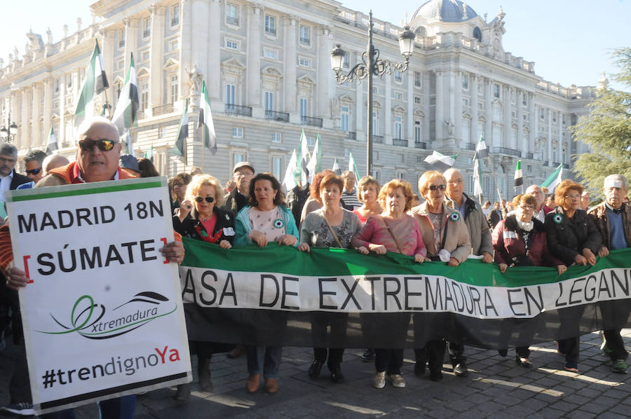 Miles de extremeños exhibiendo pancartas reivindicativas y banderas extremeñas llenan la plaza de España en la concentración por el #trendignoya