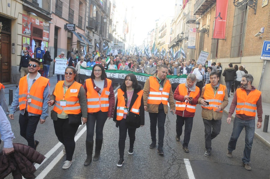 Miles de extremeños exhibiendo pancartas reivindicativas y banderas extremeñas llenan la plaza de España en la concentración por el #trendignoya