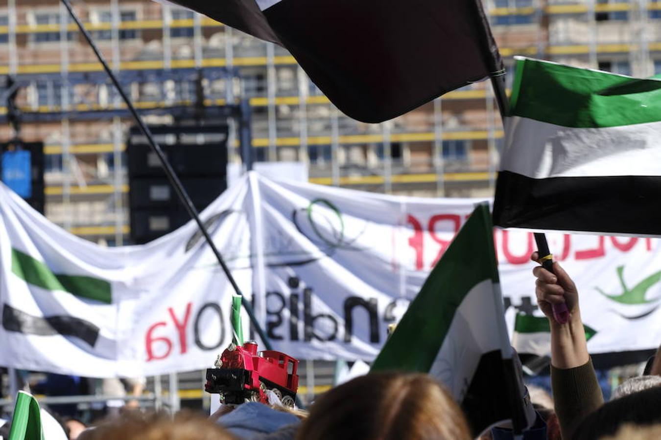 Miles de extremeños exhibiendo pancartas reivindicativas y banderas extremeñas llenan la plaza de España en la concentración por el #trendignoya