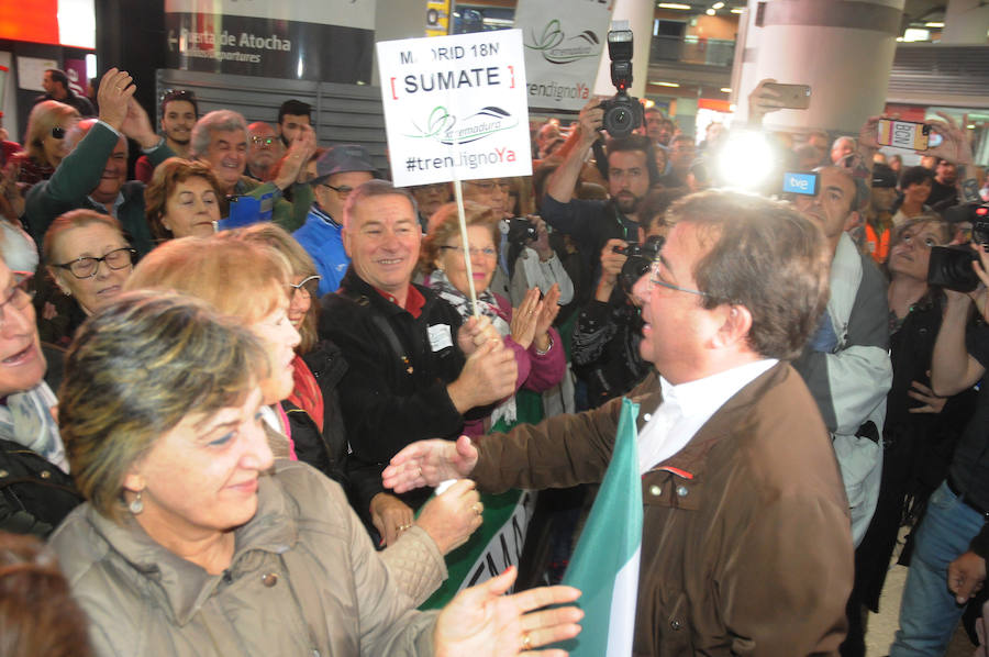 320 autobuses llenos de extremeños han hecho el recorrido hasta Madrid | En un tren viajó la comitiva formada por políticos de todos los partidos con representación en la Asamblea y responsables de asociaciones y organizaciones que firmaron el Pacto del Tren 