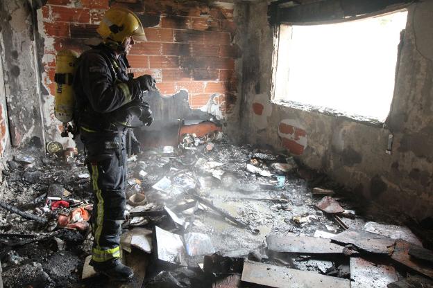 Incendio declarado en una vivienda de Las 300 en febrero de 2014 por un cortacircuito. :: hoy