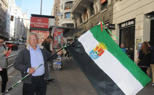 Diego, vecino de Pinto y natural de Esparragosa de Lares, el sábado por las calles de Madrid.