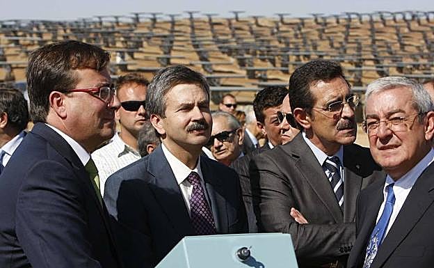 Vara (izda) y Joló (derecha), en la inauguración en 2008 de la fotovoltaica próxima a Don Álvaro. :: hoy