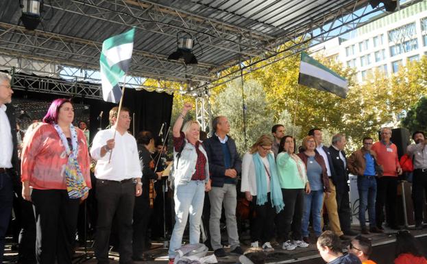 Algunos de los políticos subidos al escenario en la Plaza de España de Madrid