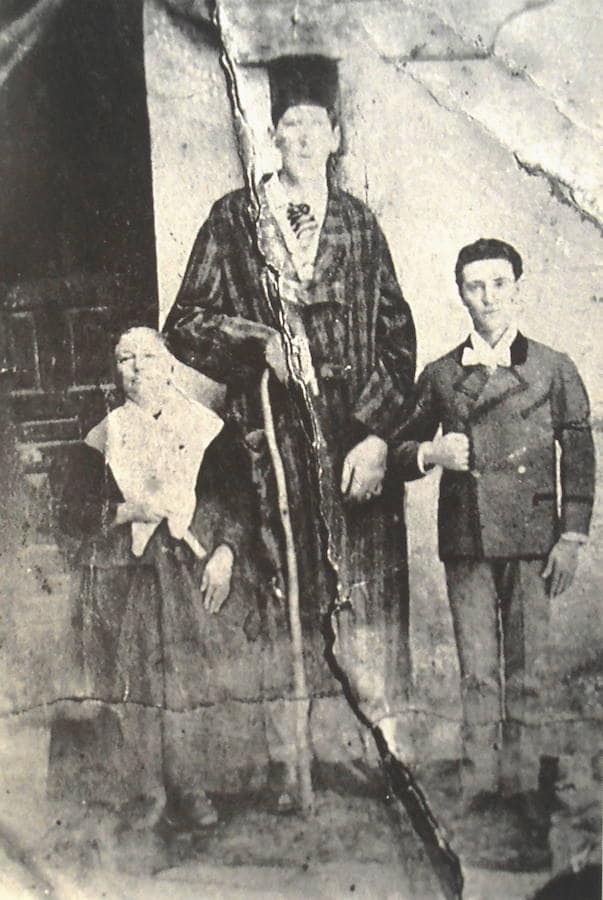 El Gigante Extremeño, Agustín Luengo Capillo, con el Rey Alfonso XIII.