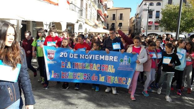 La marcha infantil a su paso por la Plaza Mayor :: cedida