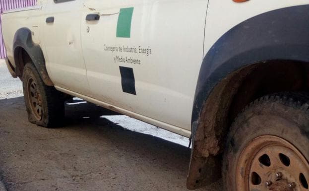 Ruedas pinchadas en un vehículo de los agentes del Medio Natural tras una montería en el entorno de la Reserva de Cijara: UGT