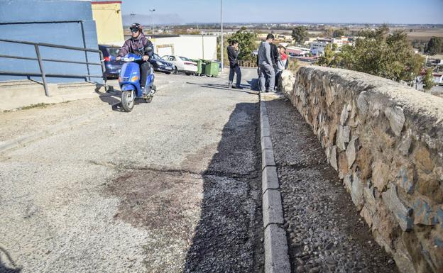 Una motocicleta se aproxima al lugar en el que cayó abatida la víctima.