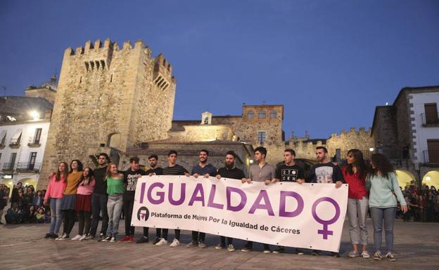 La Plataforma de Mujeres por la Igualdad de Cáceres en una manifestación en Cáceres en marzo.
