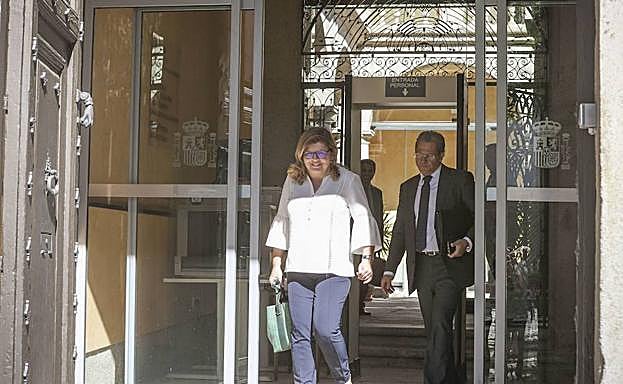 María Victoria Domínguez saliendo del Tribunal Superior de Justicia de Extremadura.