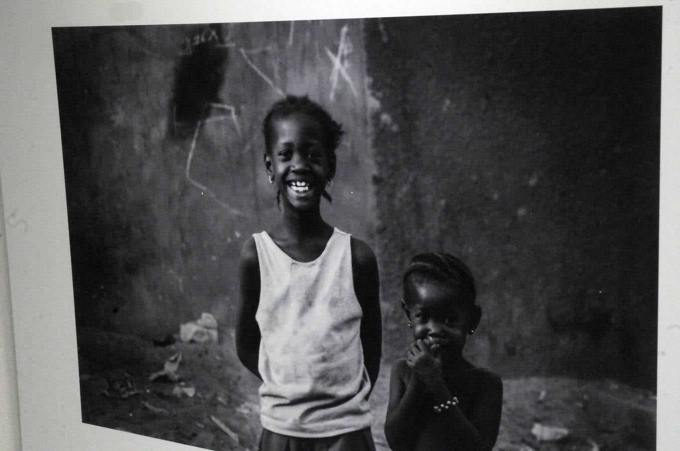 Esta exposición abrió los actos de la Asamblea de Extremadura dedicados al Día Internacional contra la Violencia de Género. La muestra fotográfica de Jesús López Santana, "África con rostro de mujer", permanecerá en Mérida hasta el 30 de noviembre y llegará después a Badajoz y Cáceres. Está organizada por el Secretariado de Actividades Culturales de la Universidad de Extremadura. 