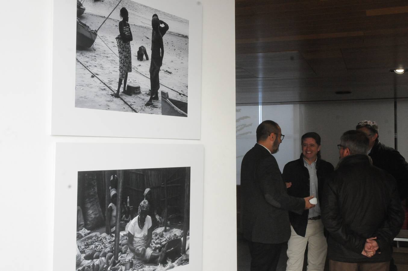 Esta exposición abrió los actos de la Asamblea de Extremadura dedicados al Día Internacional contra la Violencia de Género. La muestra fotográfica de Jesús López Santana, "África con rostro de mujer", permanecerá en Mérida hasta el 30 de noviembre y llegará después a Badajoz y Cáceres. Está organizada por el Secretariado de Actividades Culturales de la Universidad de Extremadura. 
