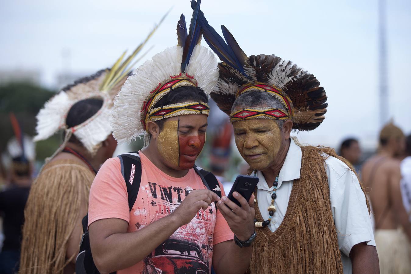 Indios brasileños protestan en favor de la demarcación de sus territorios en la Explanada de los Ministerios, en Brasilia (Brasil)