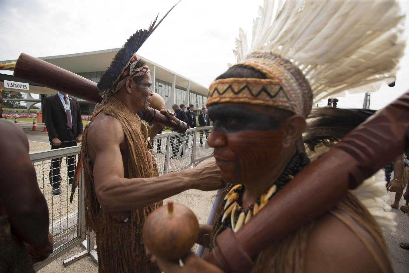 Indios brasileños protestan en favor de la demarcación de sus territorios en la Explanada de los Ministerios, en Brasilia (Brasil)