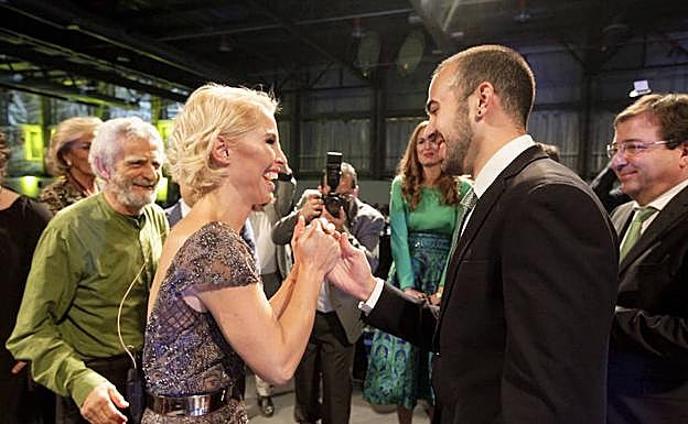 Soraya Arnelas se comunica por dactilología, silenciosamente, con Javier García mientras Margallo, Carmen Cabrera y Vara observan.