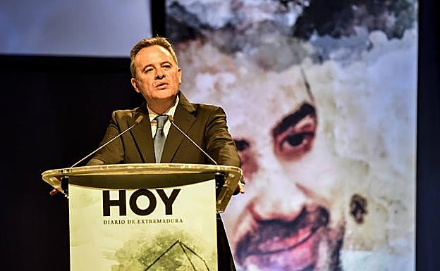 El director se dirige al público reunido en Ifeba para la entrega de los Extremeños de HOY.