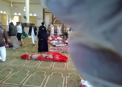 Imagen secundaria 1 - Varios cuerpos, en el interior de la mezquita. 