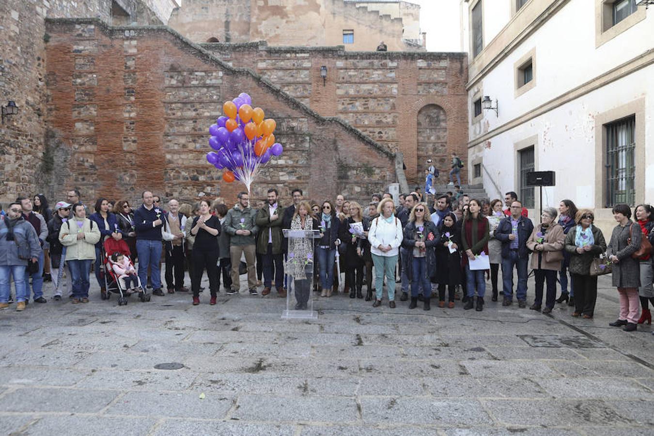 Acto con suelta de globos junto al Ayuntamiento de Cáceres.