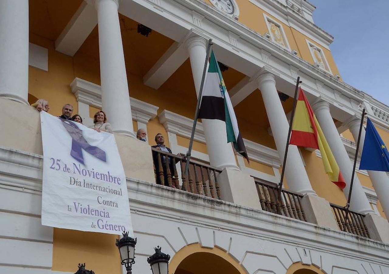 Un lazo morado cuelga del Ayuntamiento de Badajoz para concienciar.