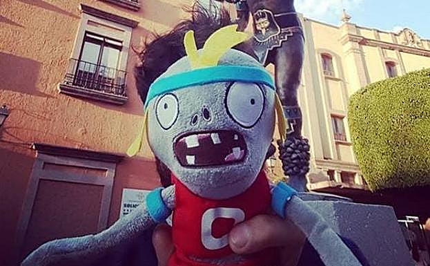 Cayetano Rivera le hace el primer regalo a su hijo