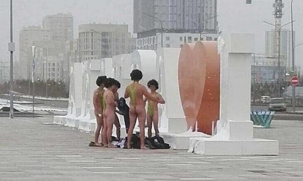 Los turistas checos, poniéndose el 'mankini' en Astana. :: r. c.Borat con su 'mankini'. :: r. c.