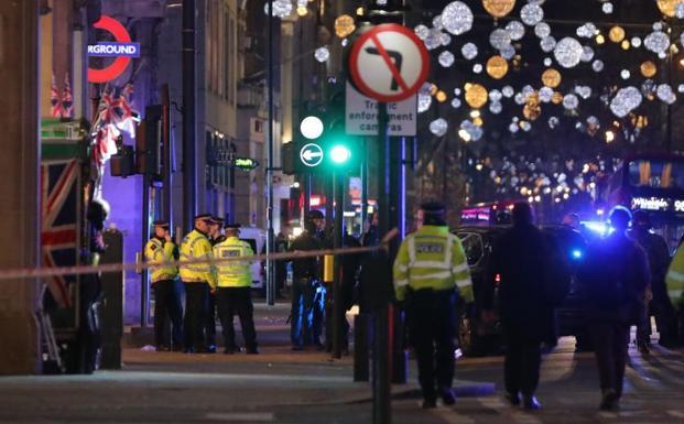 Policía en Oxford Street, Londres.