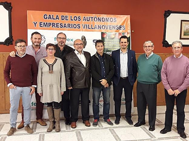 Fernando Segador con los miembros de su directiva de OPA-APAC. :: fran h.