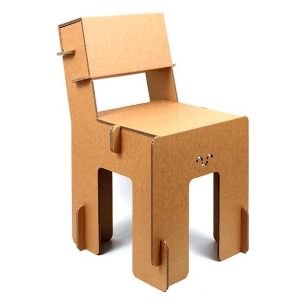 Cartón. La empresa murciana Cartonlab ofrece sillas como ésta por 39,95 euros. También tienen camas, estanterías, cabeceros...