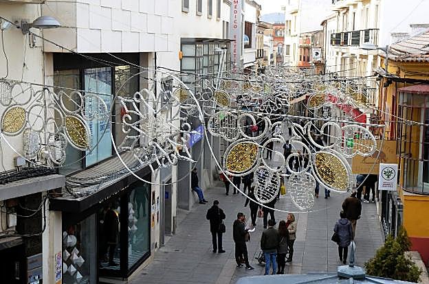 Luces navideñas instaladas a la espera de ser encendidas. :: brígido