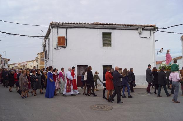 Procesión de la santa por el pueblo. :: emilio llorente