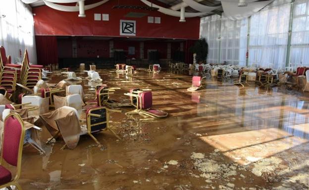 El salón del Palacio de Cristal completamente inundado de barro.