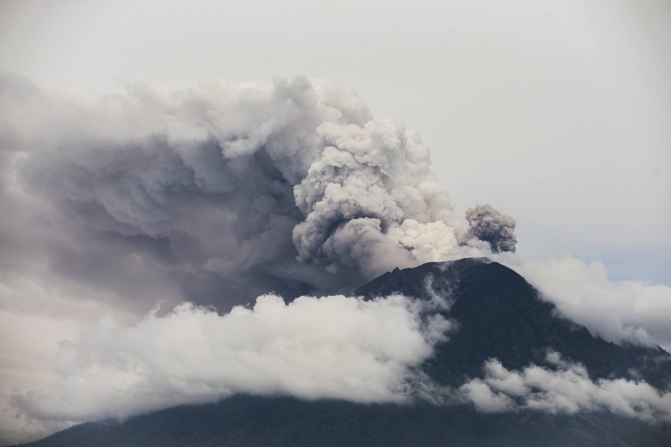 El volcán Monte Agung arroja ceniza volcánica caliente en Karangasem, Bali (Indonesia). Según informes de medios, la junta nacional de gestión de desastres de Indonesia elevó la alerta para el volcán al estado más alto y cerró el aeropuerto internacional Ngurah Rai en Bali debido a la nube de cenizas.