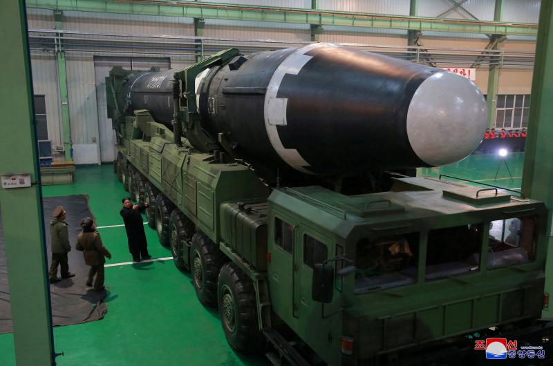 Imagen principal - Corea del Norte presume de su último misil