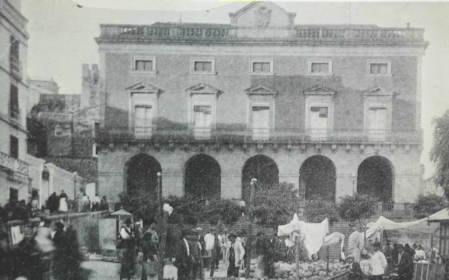 4-Año 1915. Día de mercado de verano con un puesto de melones en primer término