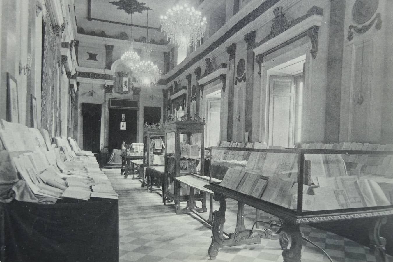 9-Año 1948. Por esas fechas el salón de plenos acogía exposiciones. Esta fue de libros antiguos