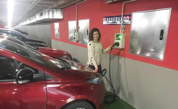 Maite Mateos recargando su coche eléctrico en el parking de Primo de Rivera hace unos días