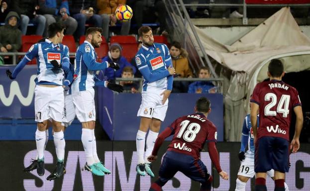 Anaitz Arbilla, lanzando la falta que acabaría poniendo el 1-0.