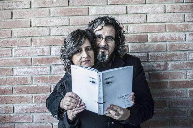 Manuela Monje y Lucas Garra esta semana con su libro. :: PAKOPÍ