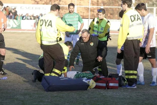 Viñuela, en el césped siendo atendido por las asistencias sanitarias. :: L. CORDERO