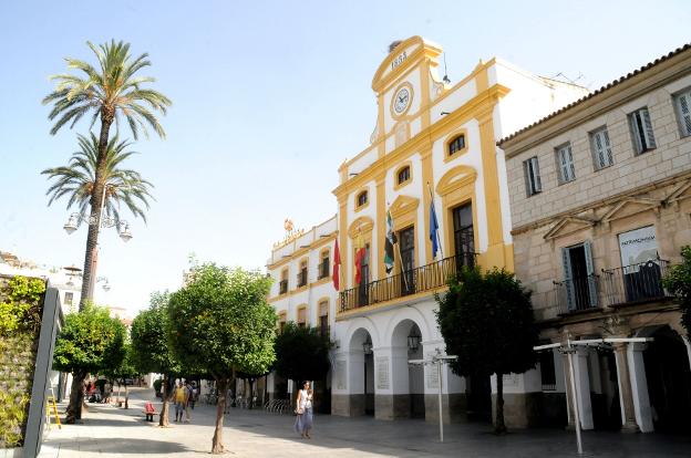 Fachada principal del Ayuntamiento de Mérida. :: hoy
